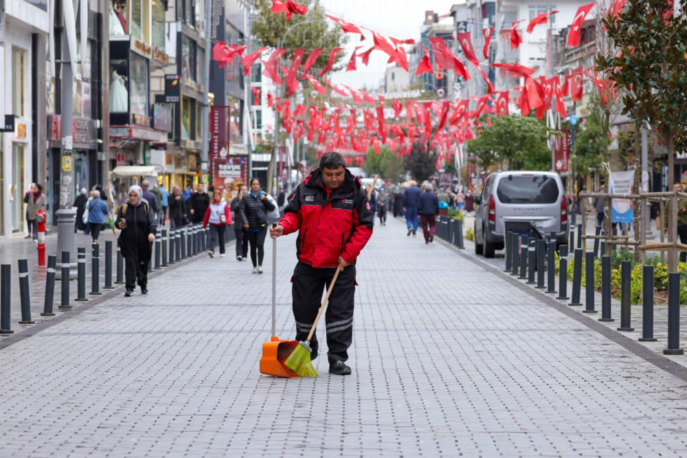 Ümraniye’de Temizlik Çalışmaları Aralıksız Sürüyor