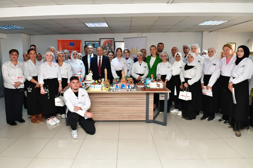 Çiğli’de İstihdama Tatlı Dokunuş: Pastacılık Kurslarının İlk Mezunları Sertifikalarını Aldı